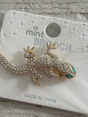 5/$25 mint Gold Crystal Gecko Brooch with Green Eyes